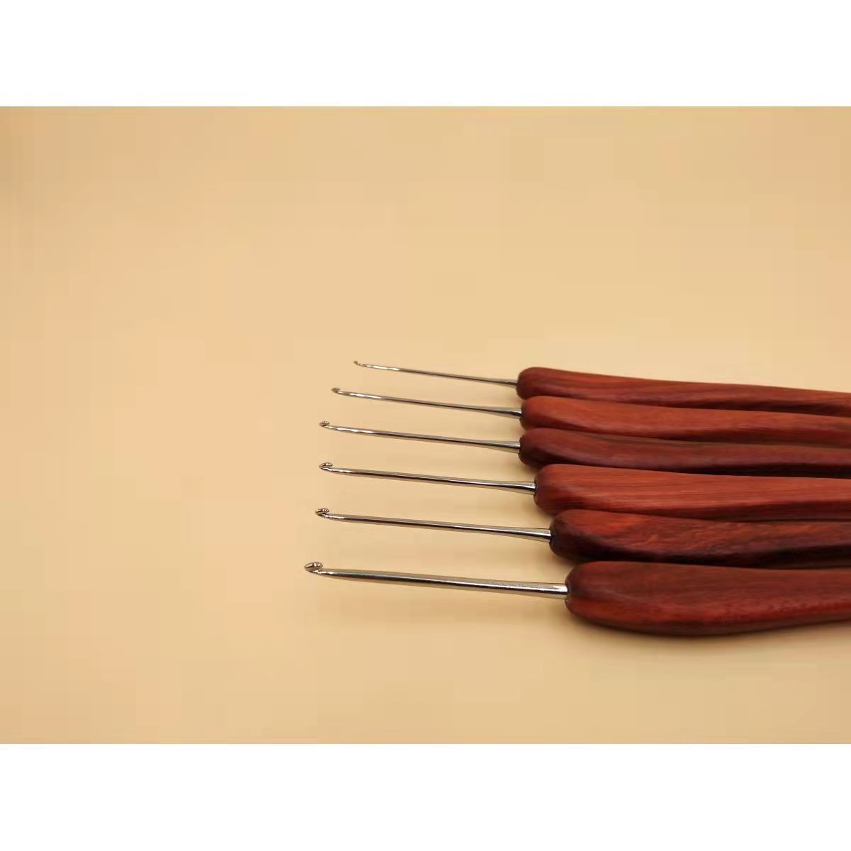 沪牌金岚钩针红檀木柄不锈钢手工打磨升级版玩偶微钩毛线编织工具