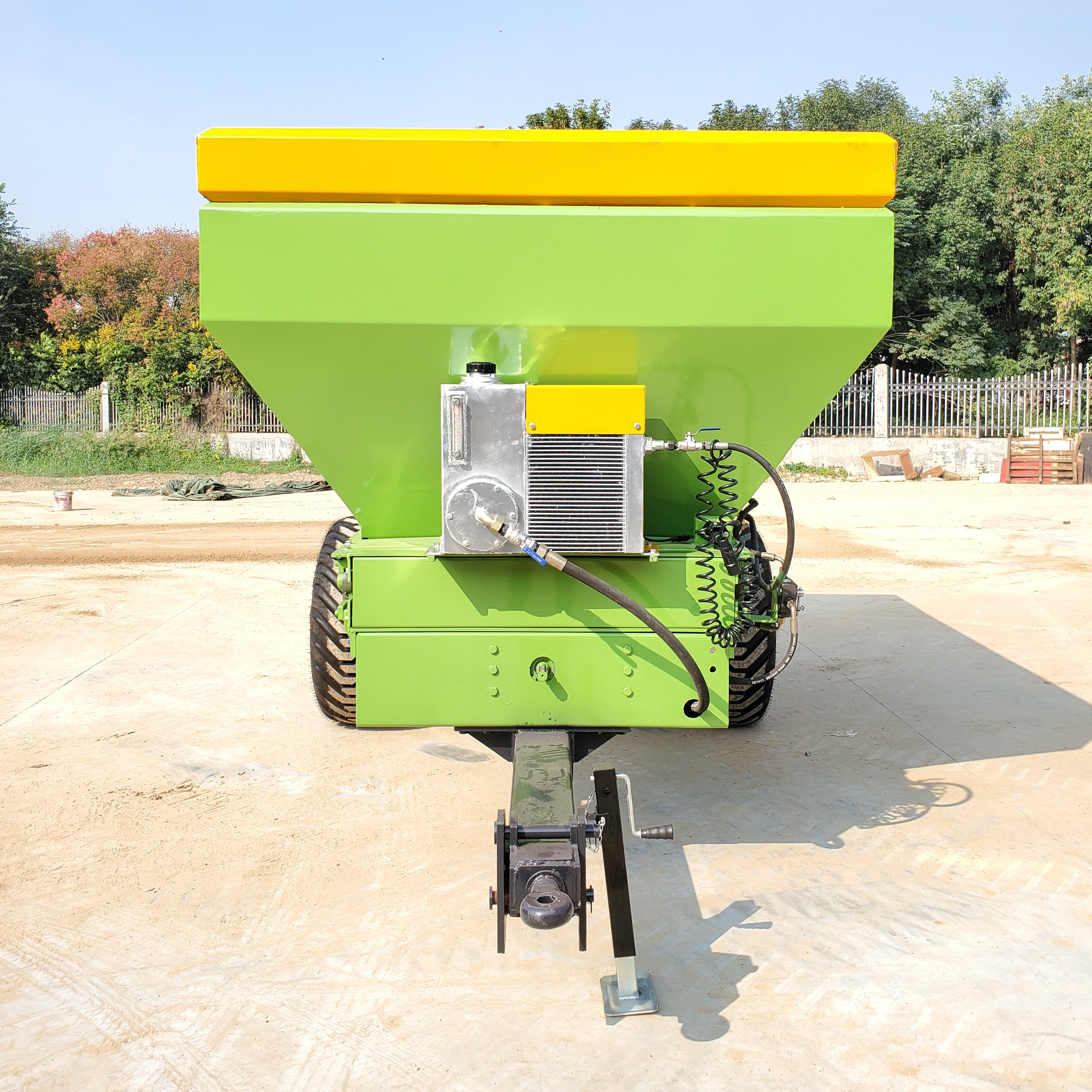 2FGH series horizontal spiral dragon manure spreader is suitable for dry and wet manure Manure spreader