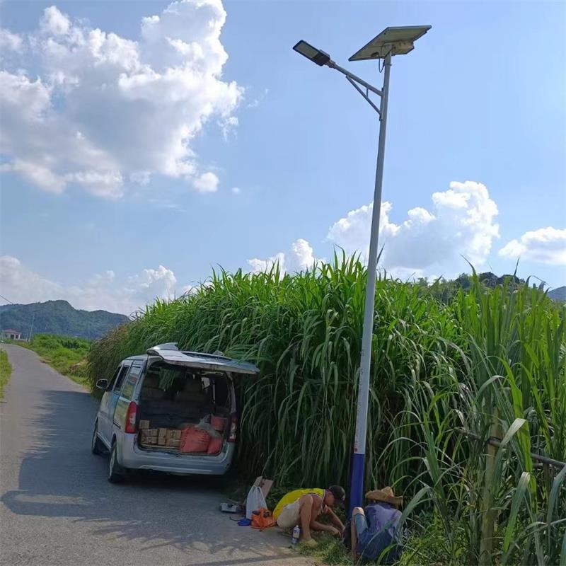 Outdoor LED single arm integrated lithium-ion solar street light for rural residential roads in Xinyonghong 8-meter factory area