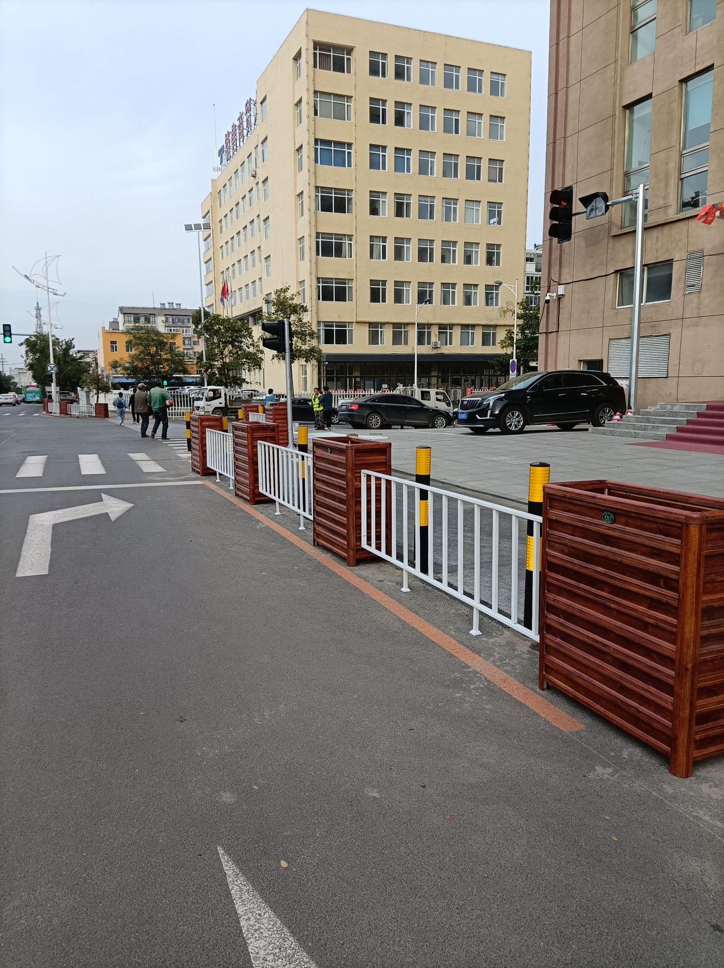 停车场铝合金花箱围栏人行道隔断仿木花箱组合道路隔离围栏花槽