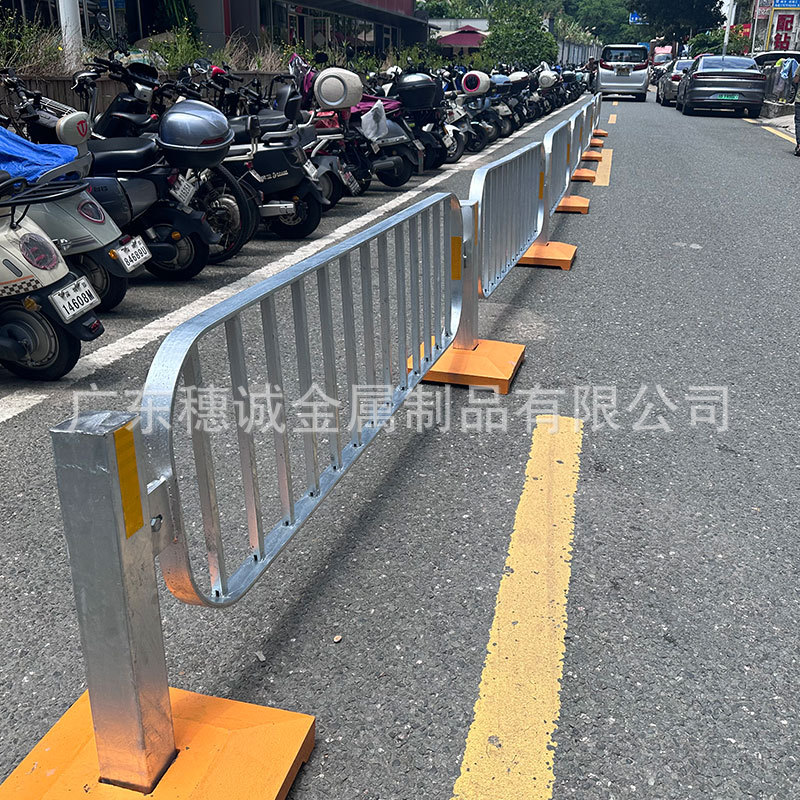 现货深标港式护栏人行道隔离栏实心市政道路护栏东莞港式道路护栏