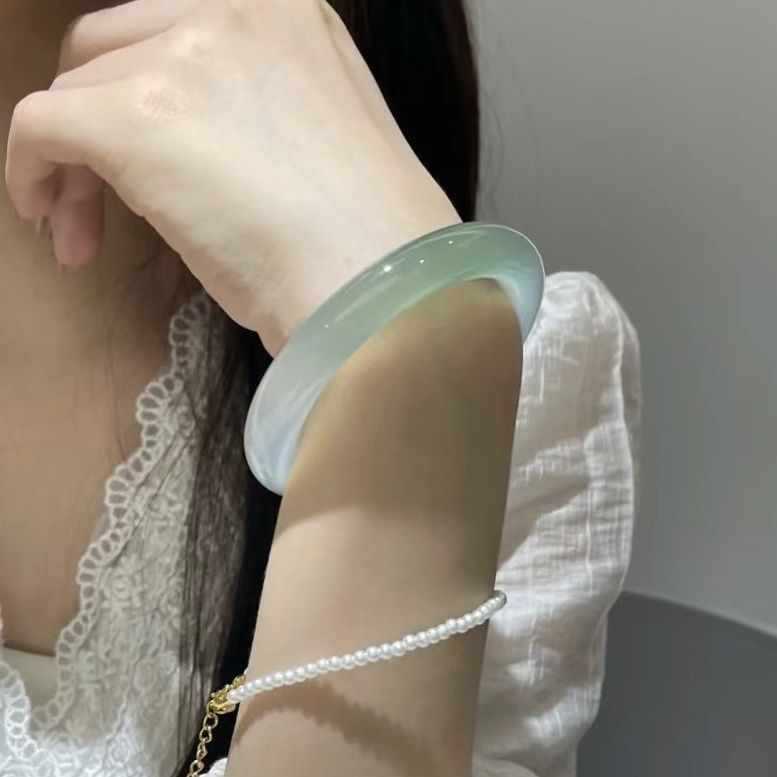 天然高冰翡翠玉手镯浅绿色玉镯子玉石冰种女款真玉保真带证书热卖