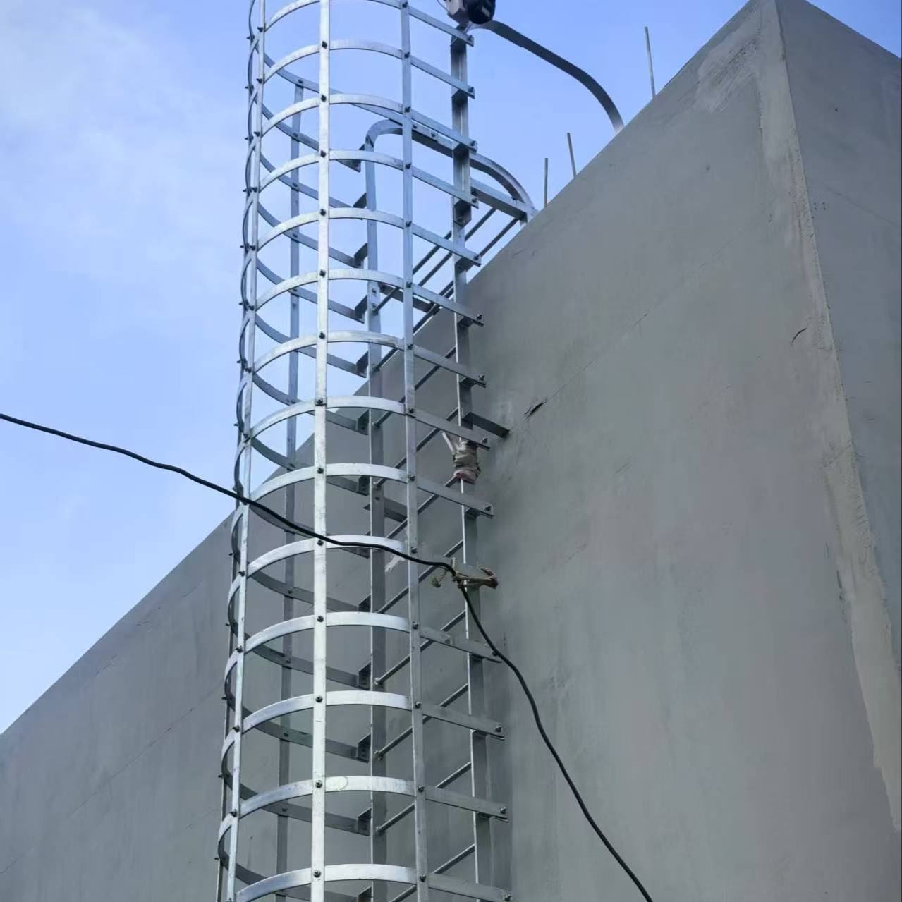 钢爬梯踏板间距有没有规定